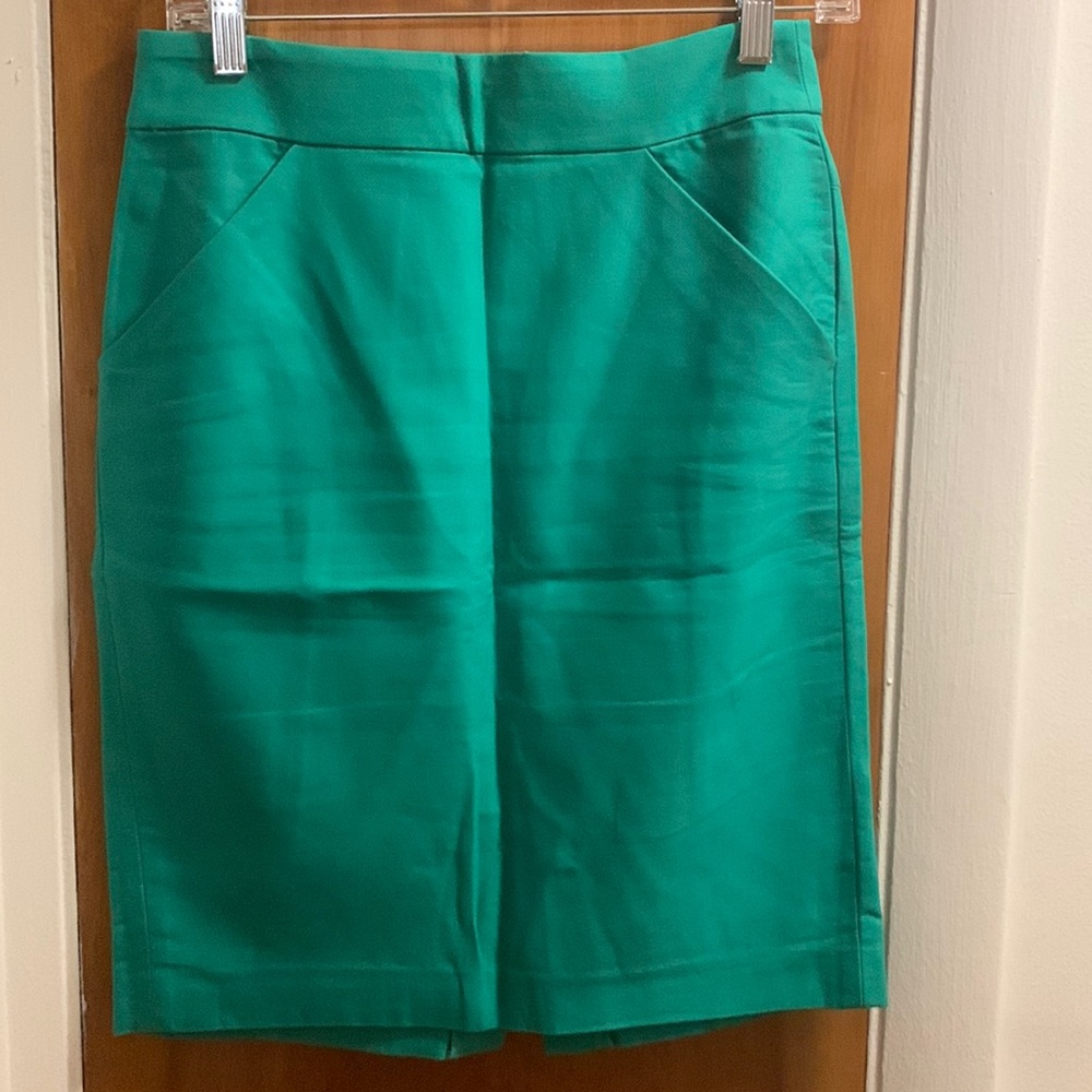 Jcrew size 0 pencil skirt in green, lightly worn